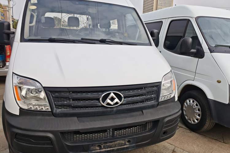 Used SAIC MAXUS Xintu V80 2015 2.5T Manual Aoyuntong Version Short Wheelbase Mid-Roof Exterior 1