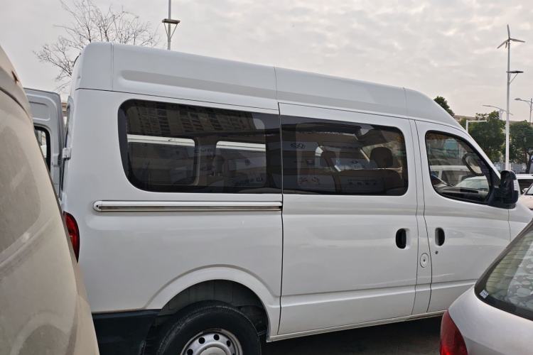 Used SAIC MAXUS Xintu V80 2015 2.5T Manual Aoyuntong Version Short Wheelbase Mid-Roof Exterior 3
