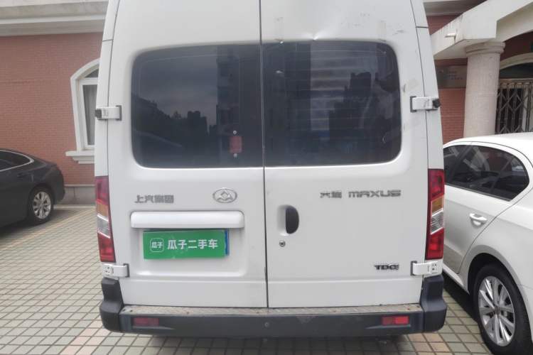 Used SAIC MAXUS Xintu V80 2015 2.5T Manual Aoyuntong Version Short Wheelbase Mid-Roof Exterior 4