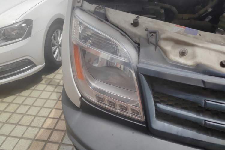 Used SAIC MAXUS Xintu V80 2015 2.5T Manual Aoyuntong Version Short Wheelbase Mid-Roof Exterior 6