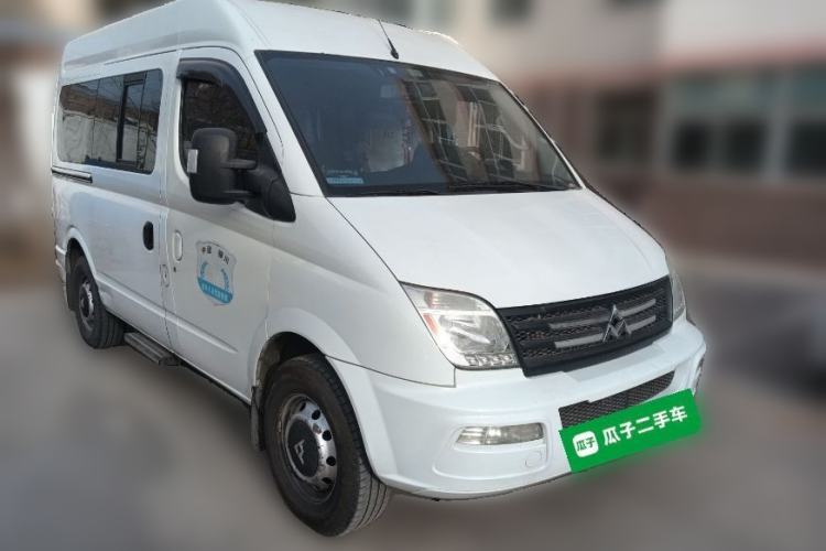 Used SAIC MAXUS Xintu V80 2015 2.5T Manual Zunjie Edition Short Wheelbase Mid-Height Configuration Front Right 45 Deg