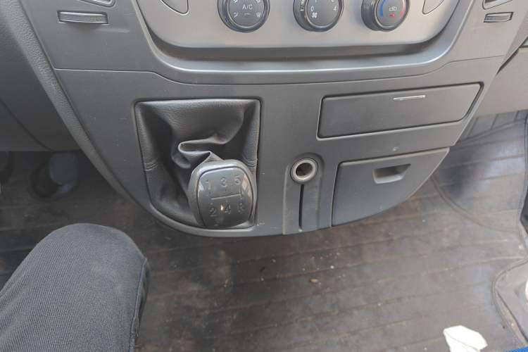 Used SAIC MAXUS Xintu V80 2015 2.5T Manual Aoyuntong Version Short Wheelbase Mid-Roof Gear Lever