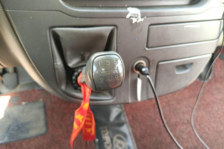 Used SAIC MAXUS Xintu V80 2015 2.5T Manual Aoyuntong Version Short Wheelbase Mid-Roof Gear Lever