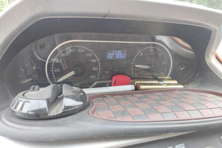 Used SAIC MAXUS Xintu V80 2015 2.5T Manual Aoyuntong Version Long Wheelbase Mid-Height Roof Instrument Cluster