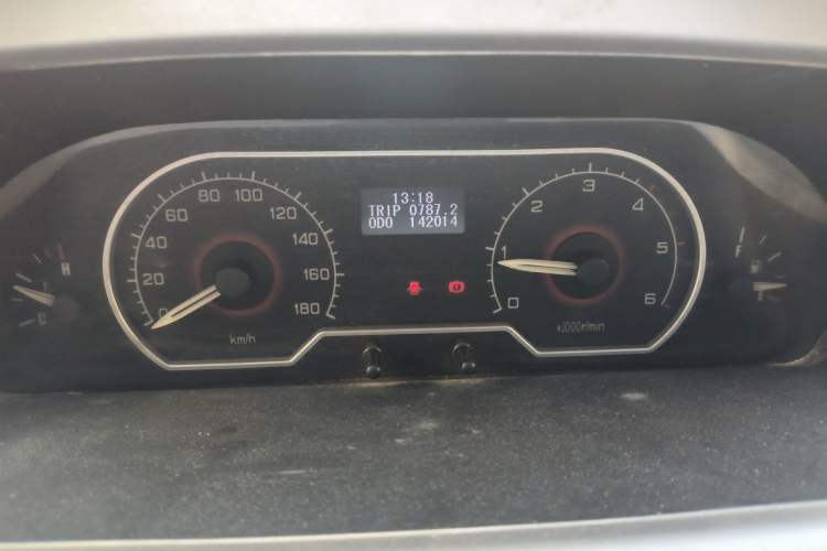 Used SAIC MAXUS Xintu V80 2015 2.5T Manual Aoyuntong Version Short Wheelbase Mid-Roof Instrument Cluster