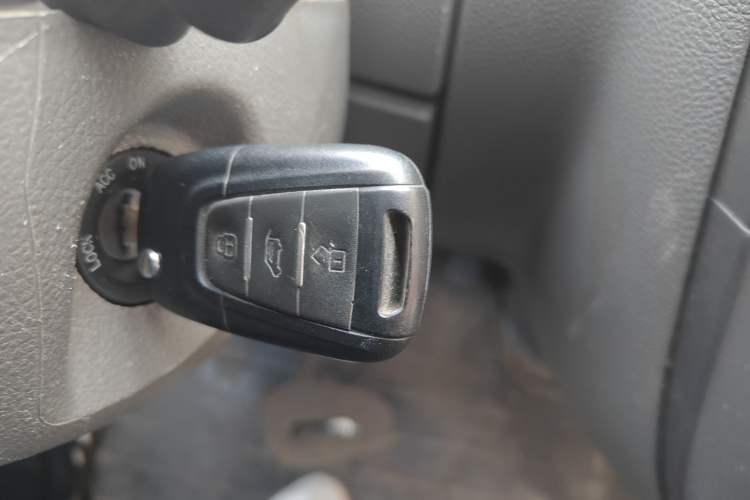 Used SAIC MAXUS Xintu V80 2015 2.5T Manual Aoyuntong Version Short Wheelbase Mid-Roof Interior 1