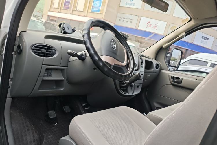 Used SAIC MAXUS Xintu V80 2015 2.5T Manual Aoyuntong Version Short Wheelbase Mid-Roof Interior 2