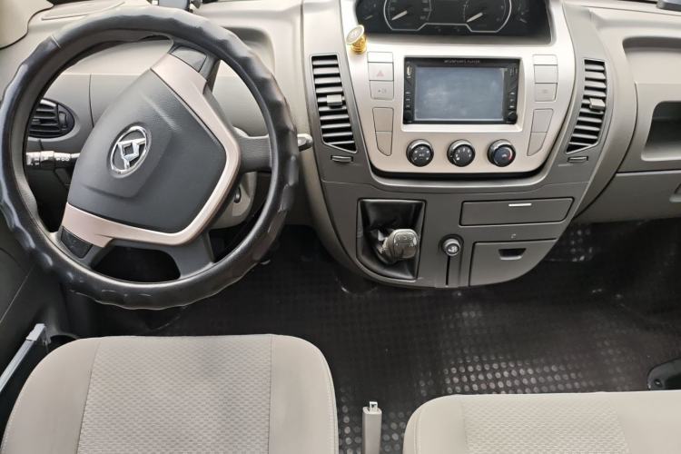 Used SAIC MAXUS Xintu V80 2015 2.5T Manual Aoyuntong Version Short Wheelbase Mid-Roof Interior 3