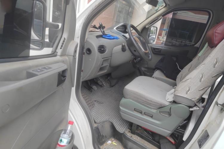Used SAIC MAXUS Xintu V80 2015 2.5T Manual Aoyuntong Version Short Wheelbase Mid-Roof Interior 3