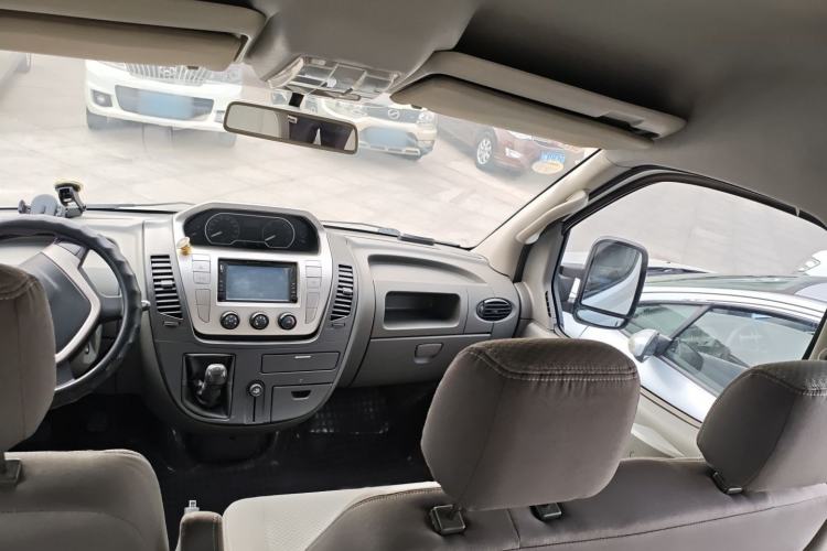 Used SAIC MAXUS Xintu V80 2015 2.5T Manual Aoyuntong Version Short Wheelbase Mid-Roof Interior 4