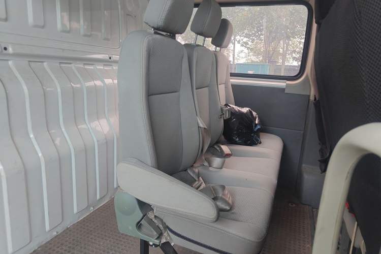 Used SAIC MAXUS Xintu V80 2015 2.5T AMT Aoyuntong Edition Short Wheelbase Mid-Height Left Rear Seat