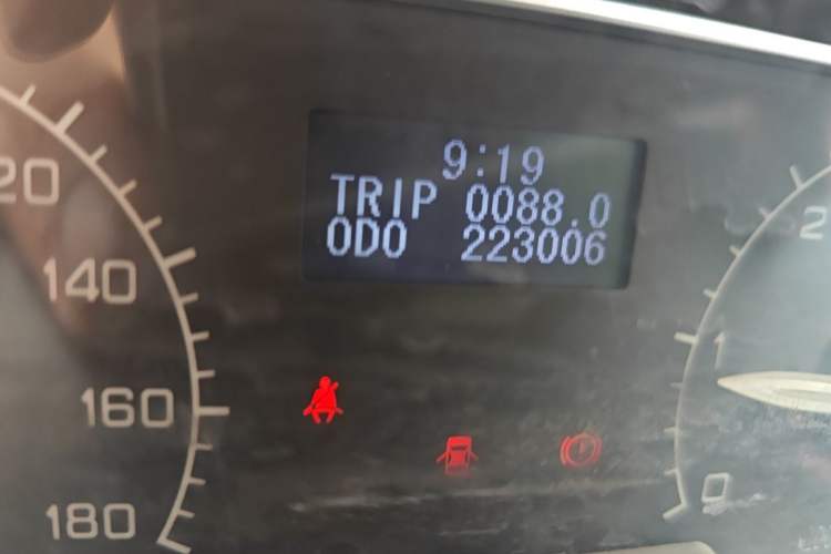 Used SAIC MAXUS Xintu V80  Odometer Close Up