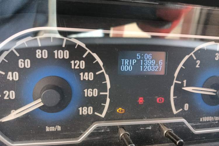 Used SAIC MAXUS Xintu V80 2015 2.5T Manual Zunjie Edition Short Wheelbase Mid-Height Configuration Odometer Close Up