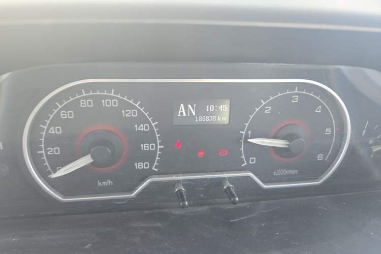 Used SAIC MAXUS Xintu V80 2015 2.5T AMT Aoyuntong Version Long Wheelbase Mid-Roof Odometer Close Up