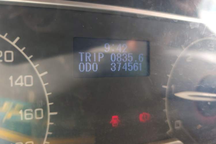 Used SAIC MAXUS Xintu V80 2015 2.5T Manual Aoyuntong Version Short Wheelbase Mid-Roof Odometer Close Up