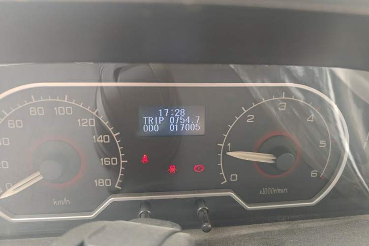 Used SAIC MAXUS Xintu V80 2015 2.5T AMT Aoyuntong Edition Short Wheelbase Mid-Height Odometer Close Up