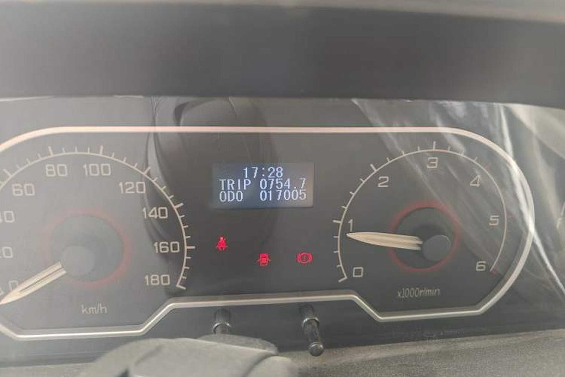 Used SAIC MAXUS Xintu V80 2015 2.5T AMT Aoyuntong Edition Short Wheelbase Mid-Height Odometer Close Up