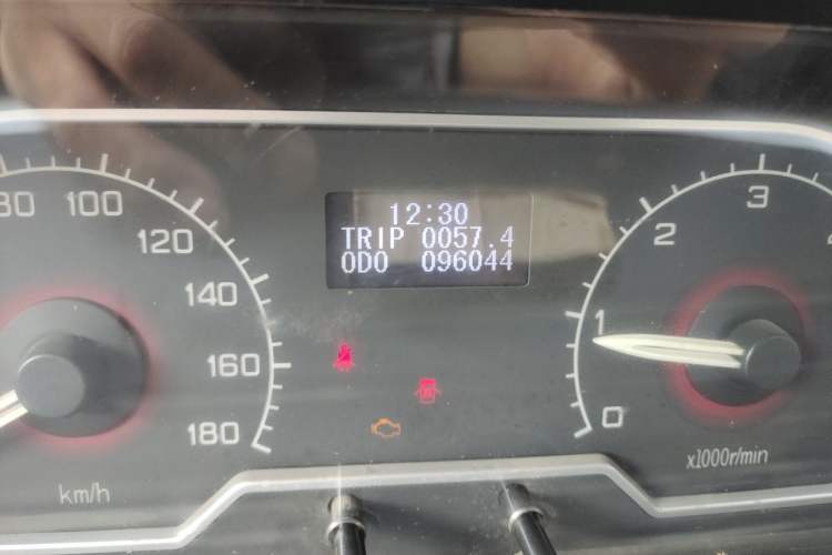 Used SAIC MAXUS Xintu V80  Odometer Close Up