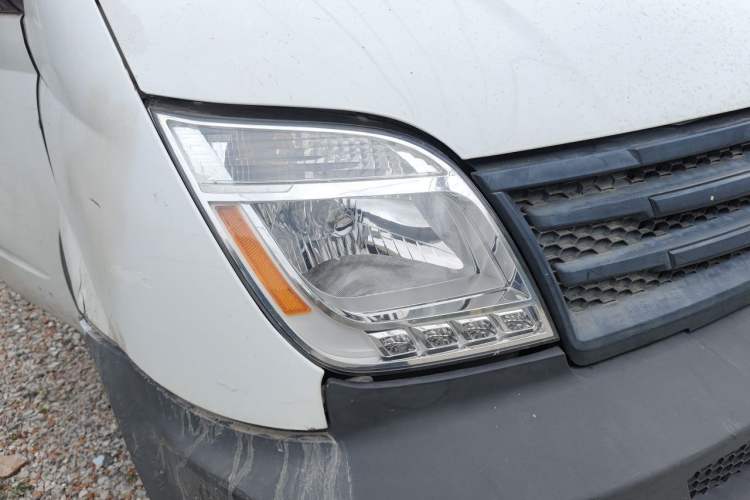 Used SAIC MAXUS Xintu V80 2015 2.5T Manual Aoyuntong Version Long Wheelbase Mid-Height Roof Right Front Headlight