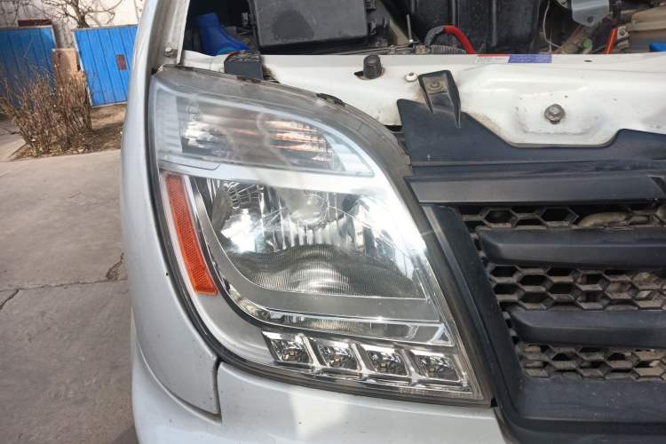 Used SAIC MAXUS Xintu V80 2015 2.5T Manual Zunjie Edition Short Wheelbase Mid-Height Configuration Right Front Headlight