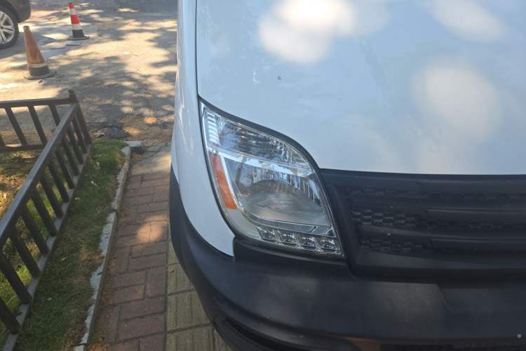 Used SAIC MAXUS Xintu V80 2015 2.5T AMT Aoyuntong Version Long Wheelbase Mid-Roof Right Front Headlight
