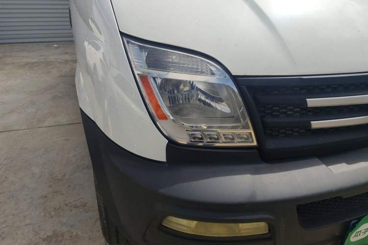 Used SAIC MAXUS Xintu V80 2015 2.5T Manual Aoyuntong Version Short Wheelbase Mid-Roof Right Front Headlight