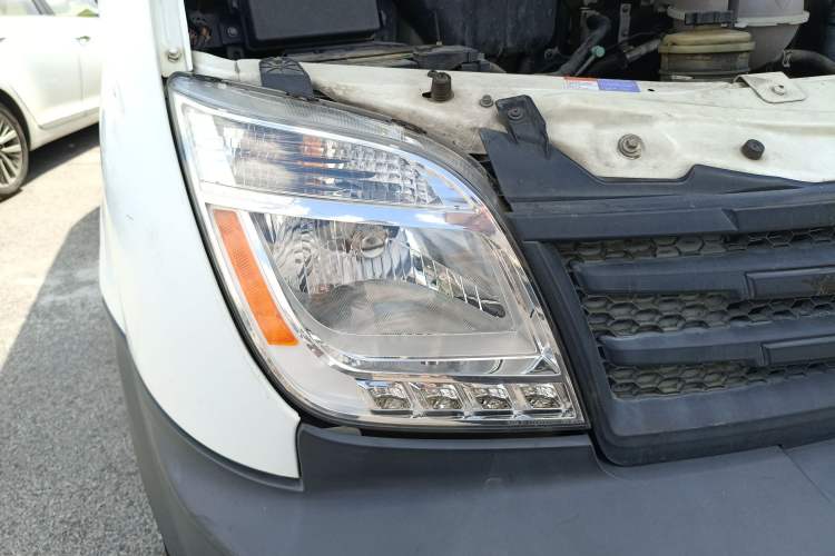 Used SAIC MAXUS Xintu V80 2015 2.5T Manual Aoyuntong Version Short Wheelbase Mid-Roof Right Front Headlight