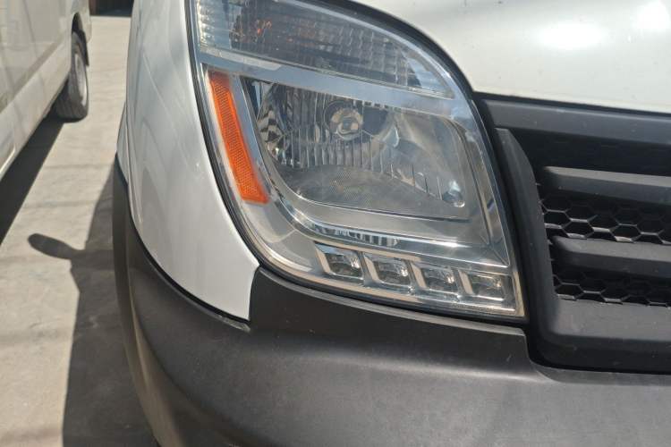 Used SAIC MAXUS Xintu V80 2015 2.5T Manual Aoyuntong Version Short Wheelbase Mid-Roof Right Front Headlight