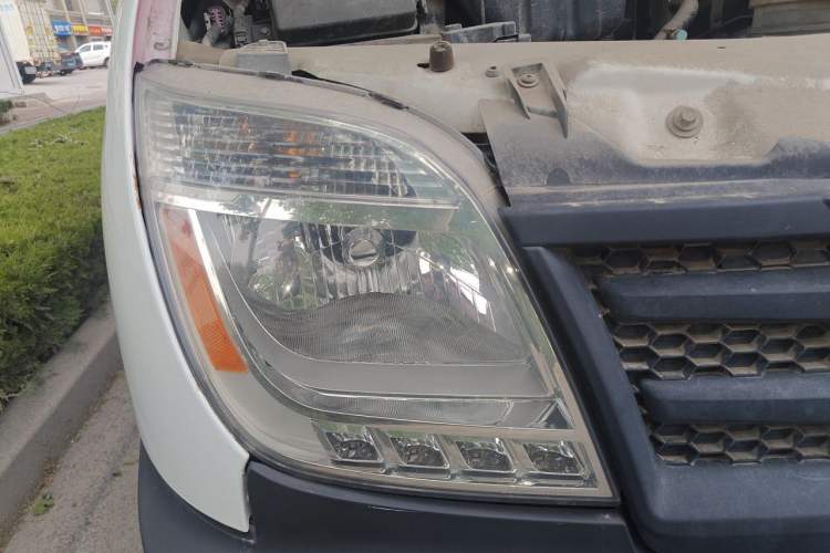 Used SAIC MAXUS Xintu V80 2015 2.5T AMT Aoyuntong Edition Short Wheelbase Mid-Height Right Front Headlight