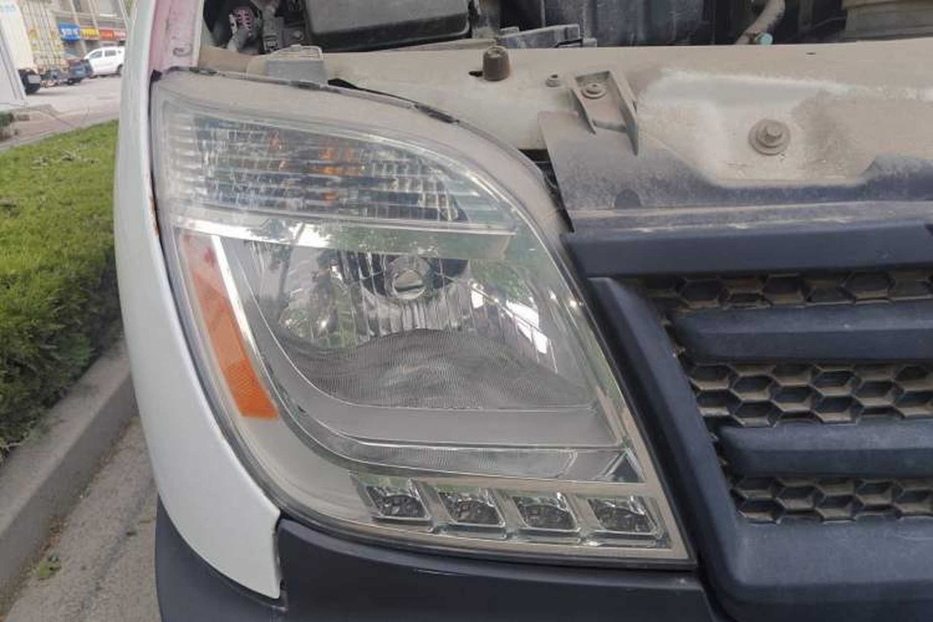 Used SAIC MAXUS Xintu V80 2015 2.5T AMT Aoyuntong Edition Short Wheelbase Mid-Height Right Front Headlight