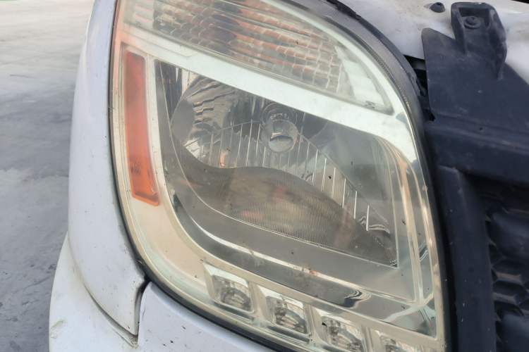 Used SAIC MAXUS Xintu V80 2015 2.5T Manual Aoyuntong Version Short Wheelbase Mid-Roof Right Front Headlight