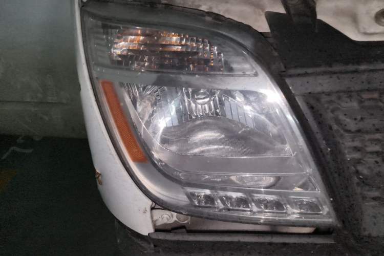 Used SAIC MAXUS Xintu V80 2015 2.5T Manual Aoyuntong Version Short Wheelbase Low Roof Right Front Headlight