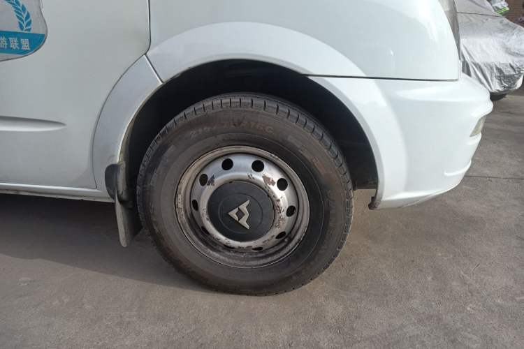 Used SAIC MAXUS Xintu V80 2015 2.5T Manual Zunjie Edition Short Wheelbase Mid-Height Configuration Right Front Wheel Hub