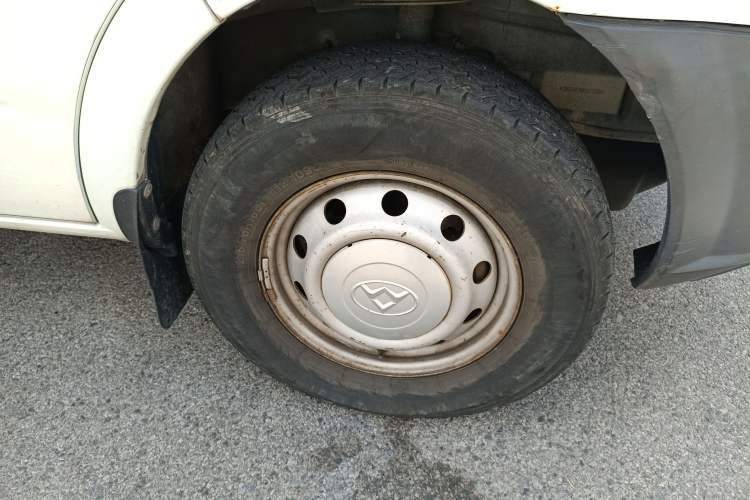 Used SAIC MAXUS Xintu V80 2015 2.5T Manual Aoyuntong Version Short Wheelbase Mid-Roof Right Front Wheel Hub