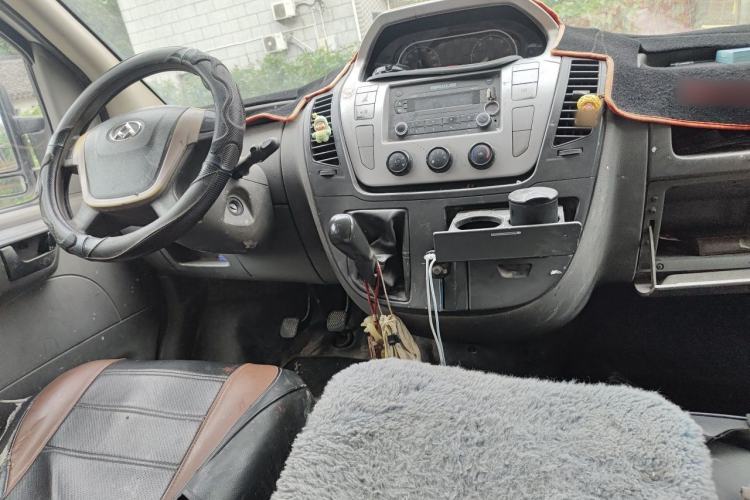 Used SAIC MAXUS Xintu V80 2015 2.5T Manual Aoyuntong Version Long Wheelbase Mid-Height Roof Steering Wheel