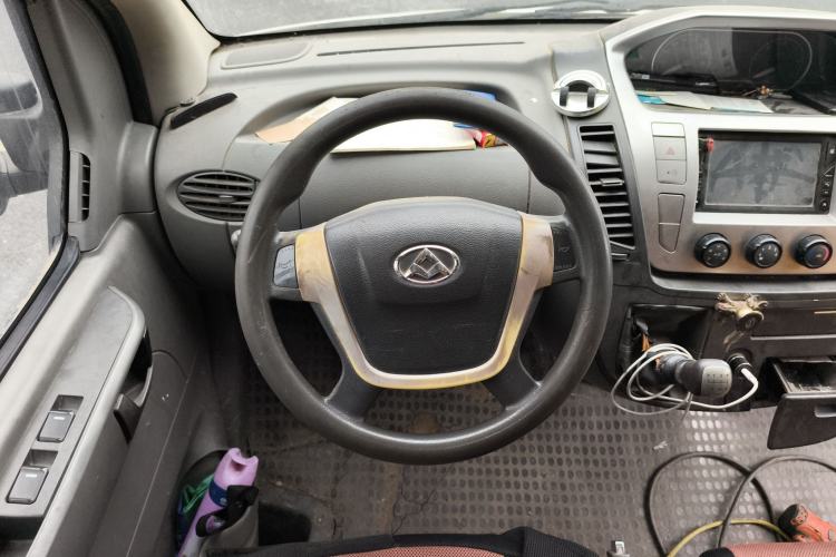 Used SAIC MAXUS Xintu V80 2015 2.5T Manual Aoyuntong Version Short Wheelbase Mid-Roof Steering Wheel