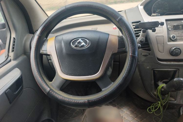 Used SAIC MAXUS Xintu V80 2015 2.5T Manual Aoyuntong Version Short Wheelbase Mid-Roof Steering Wheel