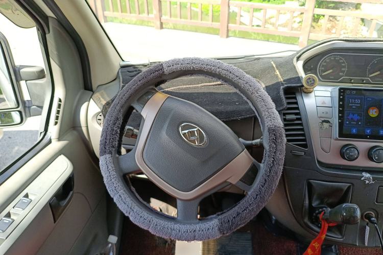 Used SAIC MAXUS Xintu V80 2015 2.5T Manual Aoyuntong Version Short Wheelbase Mid-Roof Steering Wheel