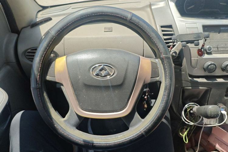 Used SAIC MAXUS Xintu V80 2015 2.5T Manual Aoyuntong Version Short Wheelbase Mid-Roof Steering Wheel