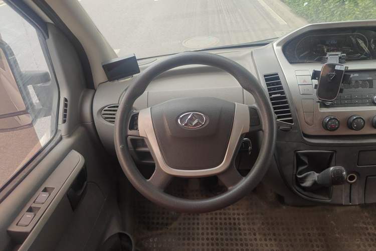 Used SAIC MAXUS Xintu V80 2015 2.5T AMT Aoyuntong Edition Short Wheelbase Mid-Height Steering Wheel