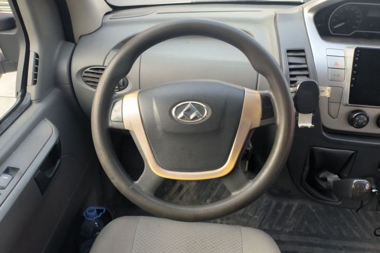 Used SAIC MAXUS Xintu V80 2015 2.5T Manual Aoyuntong Version Short Wheelbase Mid-Roof Steering Wheel