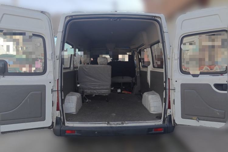 Used SAIC MAXUS Xintu V80 2015 2.5T Manual Aoyuntong Version Short Wheelbase Mid-Roof Trunk