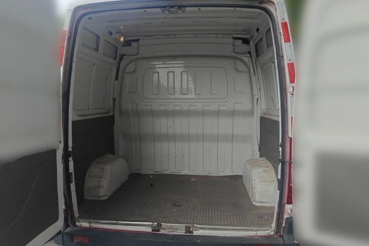 Used SAIC MAXUS Xintu V80 2015 2.5T AMT Aoyuntong Edition Short Wheelbase Mid-Height Trunk