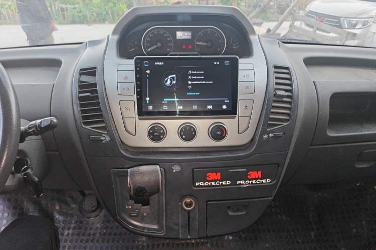 Used SAIC MAXUS Xintu V80 2015 2.5T Manual Aoyuntong Version Short Wheelbase Mid-Roof Audio And AC Panel