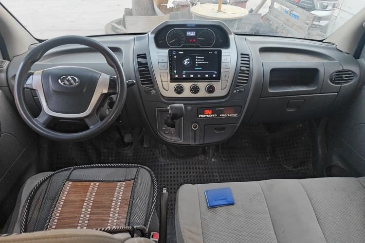 Used SAIC MAXUS Xintu V80 2015 2.5T Manual Aoyuntong Version Short Wheelbase Mid-Roof Center Console
