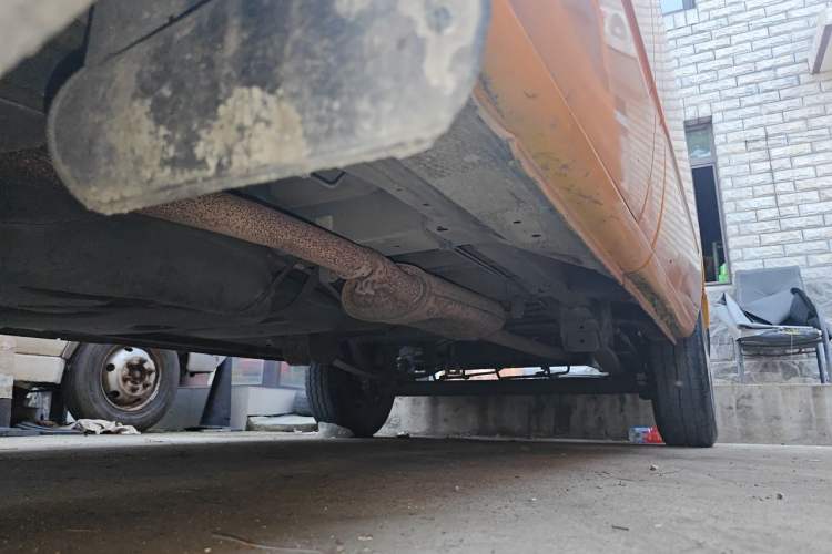 Used SAIC MAXUS Xintu V80 2015 2.5T Manual Aoyuntong Version Short Wheelbase Mid-Roof Chassis Front Left