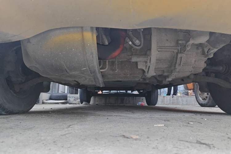 Used SAIC MAXUS Xintu V80 2015 2.5T Manual Aoyuntong Version Short Wheelbase Mid-Roof Chassis Front