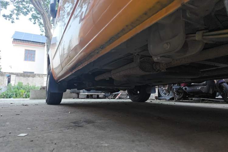Used SAIC MAXUS Xintu V80 2015 2.5T Manual Aoyuntong Version Short Wheelbase Mid-Roof Chassis Rear Left