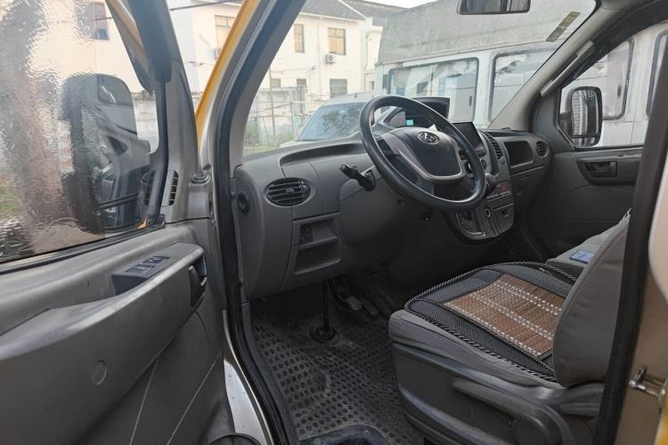 Used SAIC MAXUS Xintu V80 2015 2.5T Manual Aoyuntong Version Short Wheelbase Mid-Roof Driver Seat