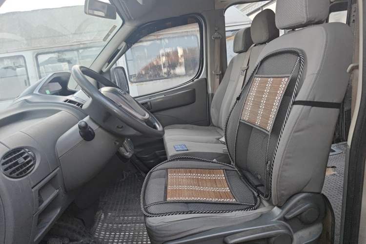 Used SAIC MAXUS Xintu V80 2015 2.5T Manual Aoyuntong Version Short Wheelbase Mid-Roof Left Front Seat